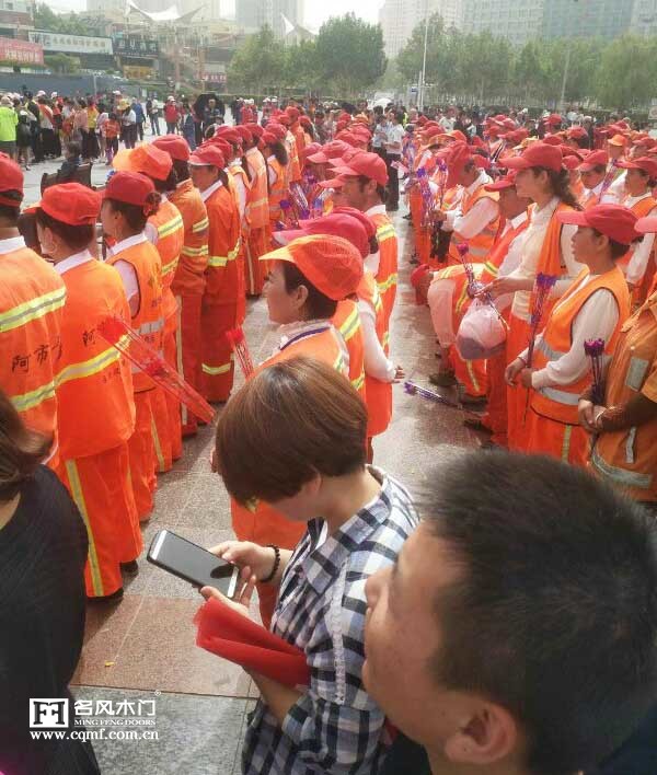重庆名风木门：阿克苏地区关爱环卫工公益活动